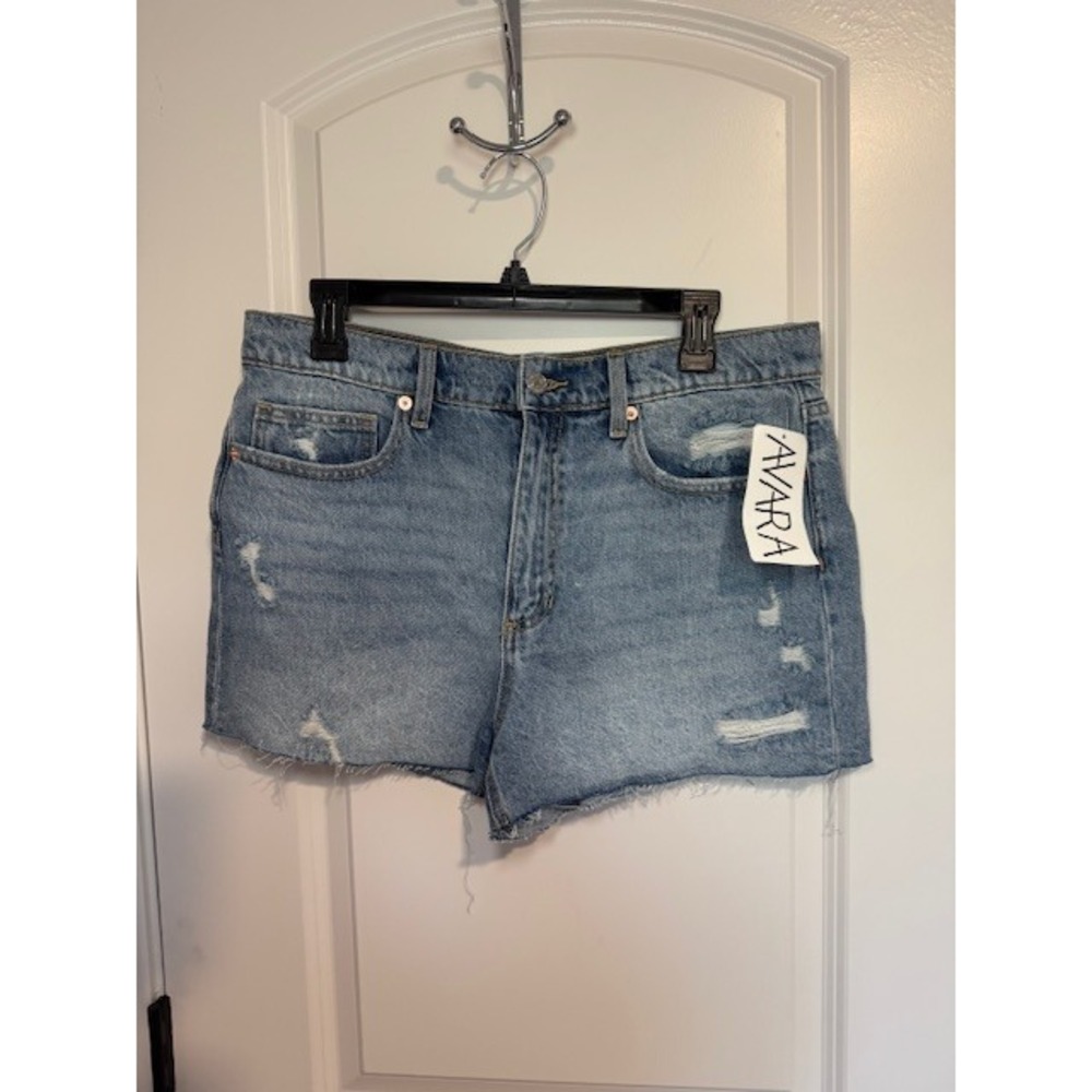 AVARA Peak Peek Vintage Distressed Denim Shorts Women's Size L‎ Light Wash